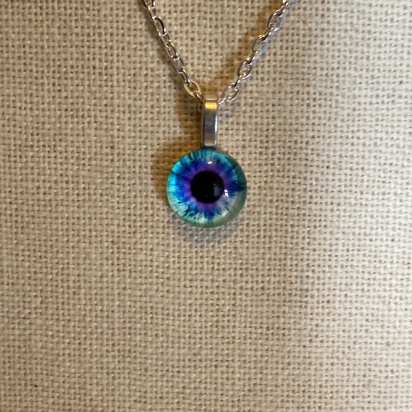 Beautiful dainty Evil Eye Pendant Necklace - Picture 1 of 4